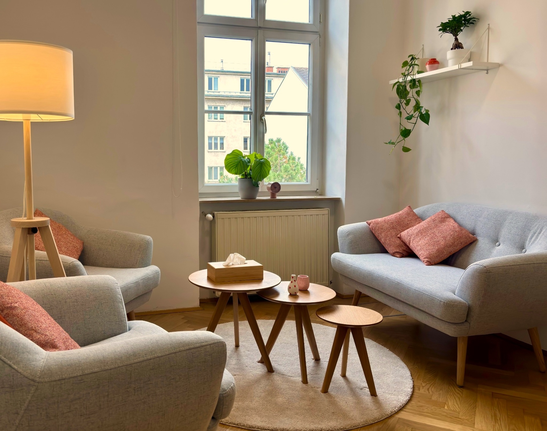 Praxisraum für Psychotherapie - ein gemütlicher und sicherer Raum mit warmer Atmosphäre für therapeutische Gespräche