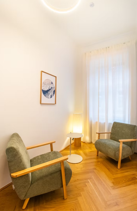 Therapieraum mit zwei gemütlichen Sesseln, warmem Licht und ruhiger Atmosphäre